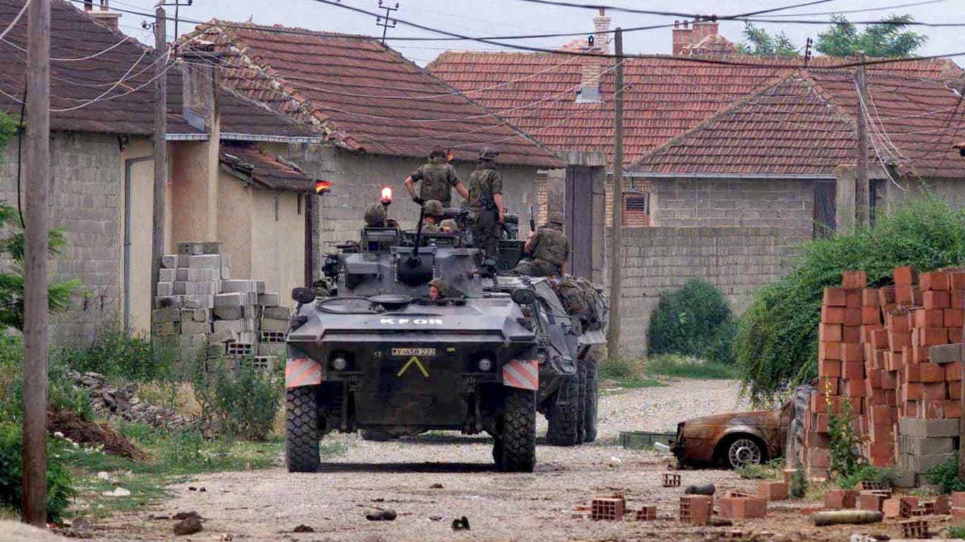 Deutsche Soldaten des KFOR Kontingents fahren mit einem Spähpanzer Luchs durch den Ort in der Nähe von Prizren.