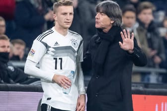 Gegen die Niederlande nicht von Anfang an: Marco Reus (li.) mit Bundestrainer Löw.