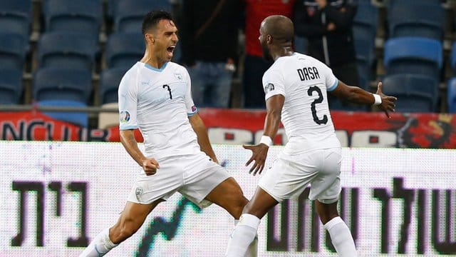 Eran Zahavi (l) und Eli Dasa feiern das 1:0 für Israel gegen Österreich. Eran Zahavi (l) und Eli Dasa feiern das 1:0 für Israel gegen Österreich.