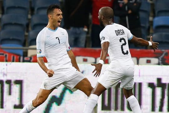 Eran Zahavi (l) und Eli Dasa feiern das 1:0 für Israel gegen Österreich.