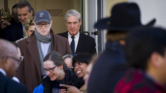 Mueller (M) hatte seinen Bericht am Freitag an US-Justizminister William Barr übergeben - und seine Untersuchungen damit nach fast zwei Jahren abgeschlossen. Mueller (M) hatte seinen Bericht am Freitag an US-Justizminister William Barr übergeben - und seine Untersuchungen damit nach fast zwei Jahren abgeschlossen.