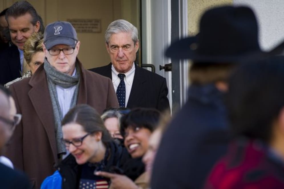 Mueller (M) hatte seinen Bericht am Freitag an US-Justizminister William Barr übergeben - und seine Untersuchungen damit nach fast zwei Jahren abgeschlossen.