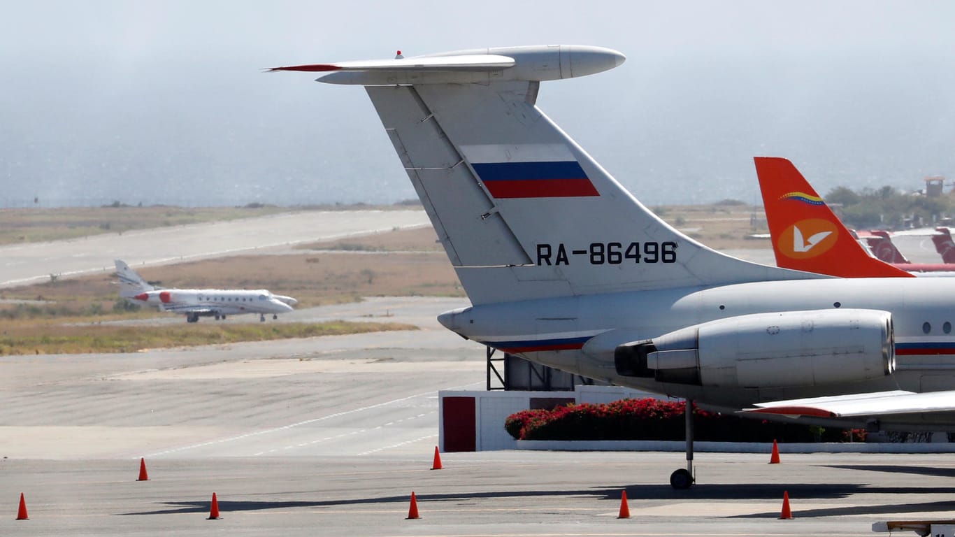 Ein russisches Flugzeug in Caracas: Russland unterstützt den umstrittenen venezolanischen Staatschef Maduro.