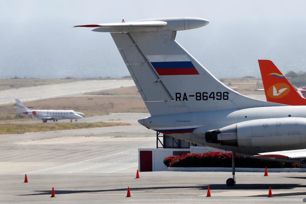 Ein russisches Flugzeug in Caracas: Russland unterstützt den umstrittenen venezolanischen Staatschef Maduro.