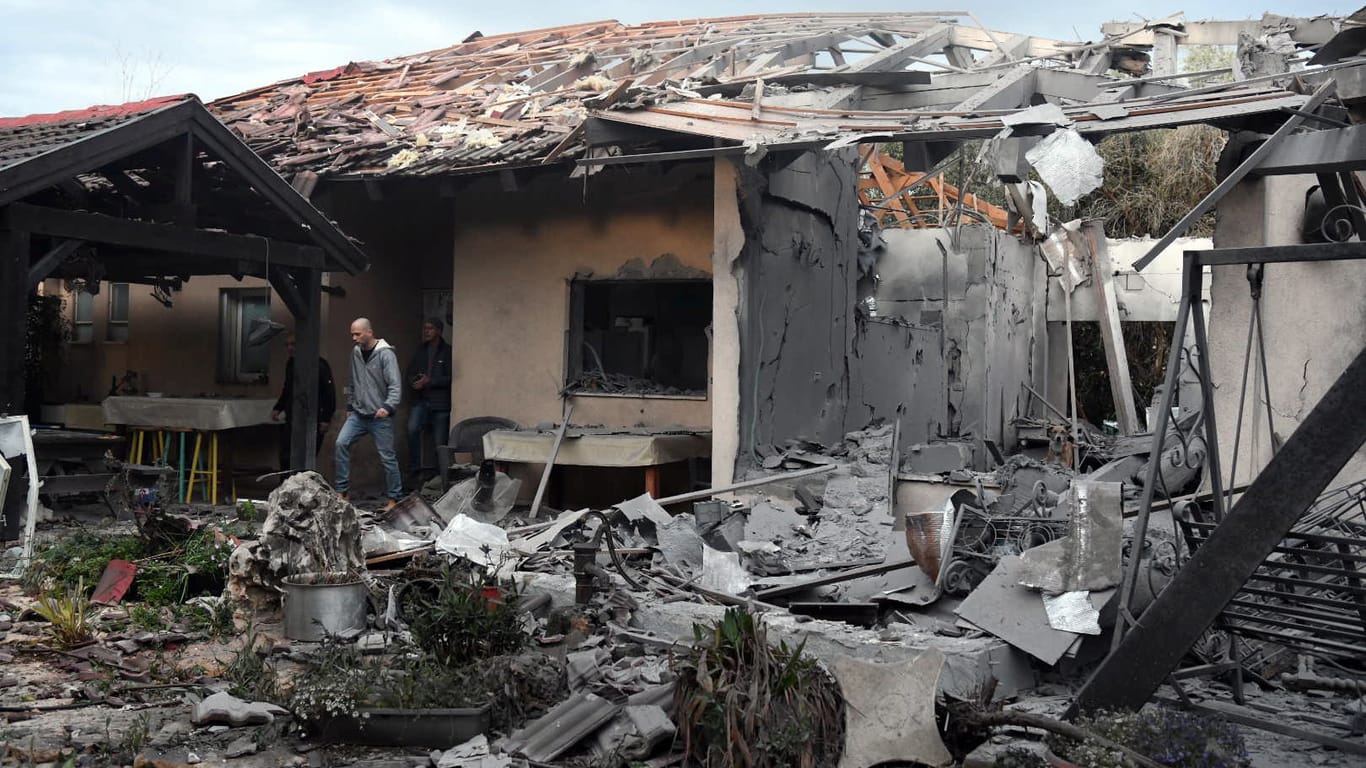 Ein zerstörtes Haus im Norden von Tel Aviv: Laut Medienberichten hat eine Rakete das Haus getroffen und sechs Menschen verletzt.