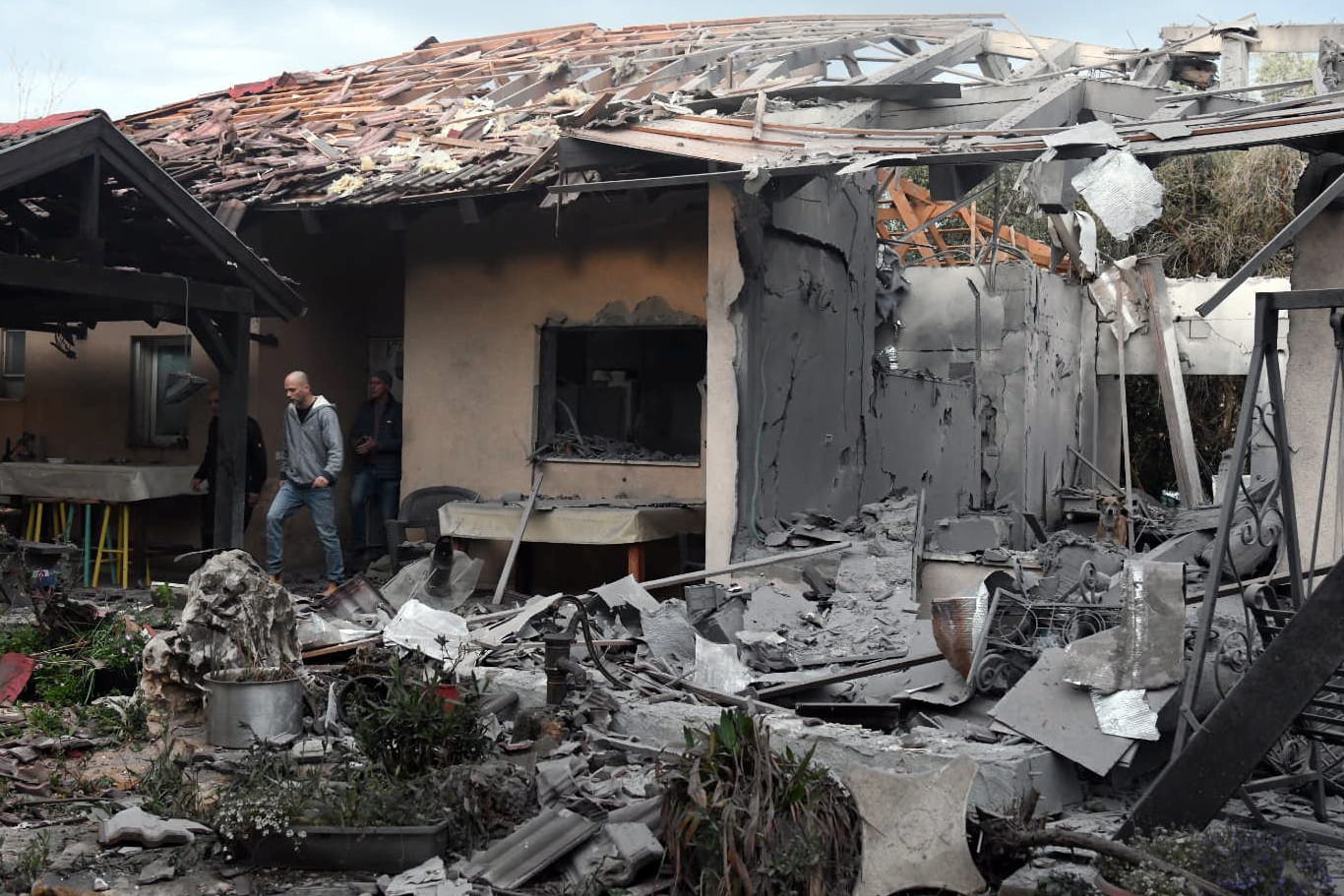 Ein zerstörtes Haus im Norden von Tel Aviv: Laut Medienberichten hat eine Rakete das Haus getroffen und sechs Menschen verletzt.