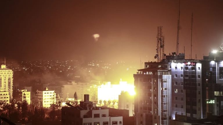 Explosion nach einem Angriff der israelischen Luftwaffe in Gaza.