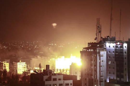 Explosion nach einem Angriff der israelischen Luftwaffe in Gaza.