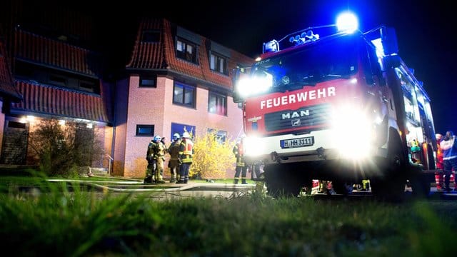 Einsatz in Hemmingen bei Hannover: Eine 66 Jahre alte Frau kam bei dem Feuer ums Leben. Einsatz in Hemmingen bei Hannover: Eine 66 Jahre alte Frau kam bei dem Feuer ums Leben.