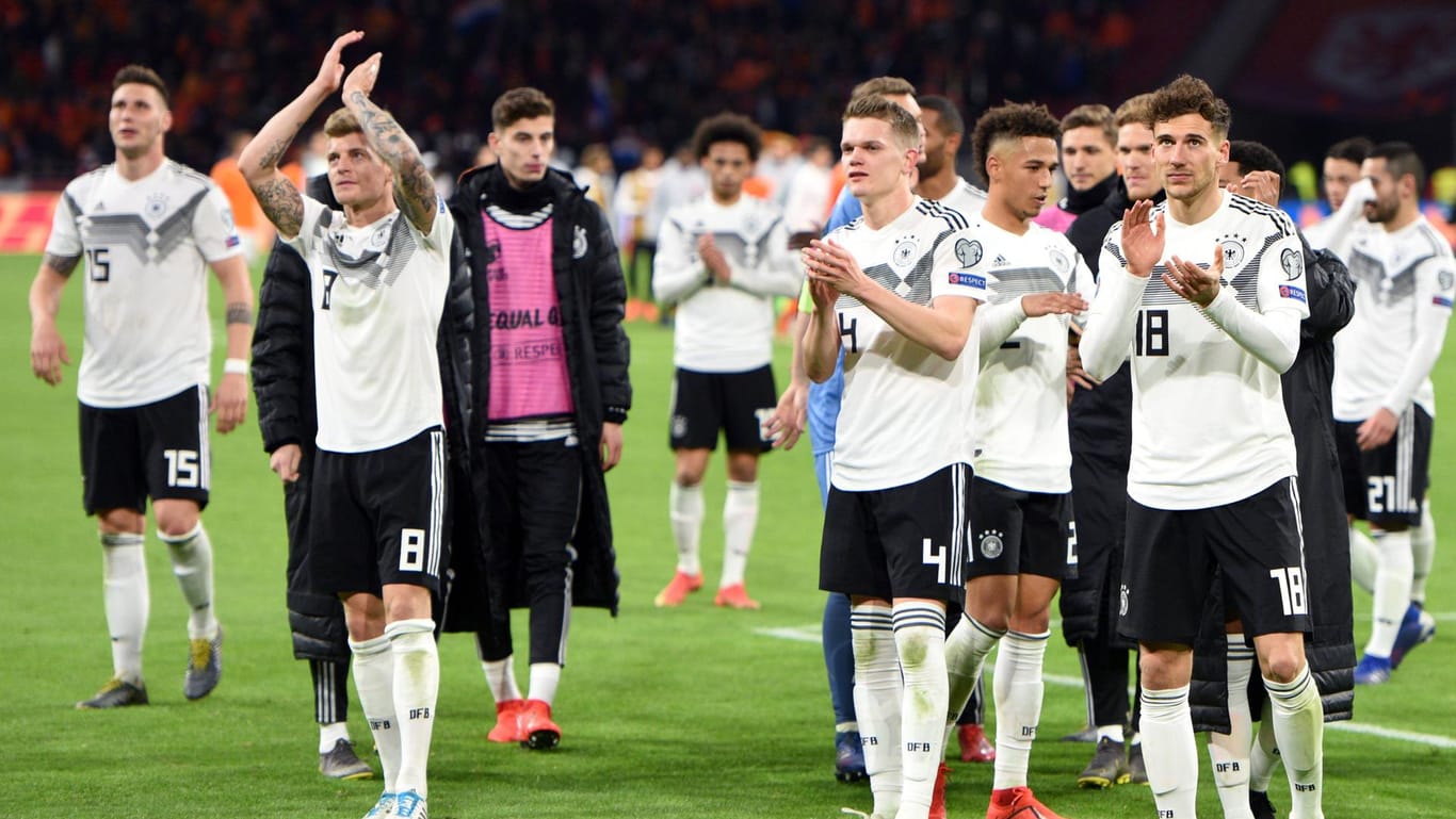 Die deutsche Mannschaft jubelt nach dem Sieg in Amsterdam.