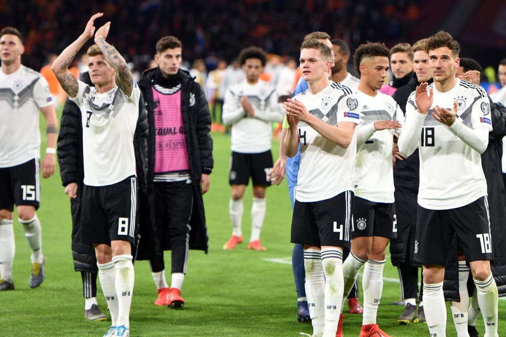 Die deutsche Mannschaft jubelt nach dem Sieg in Amsterdam.