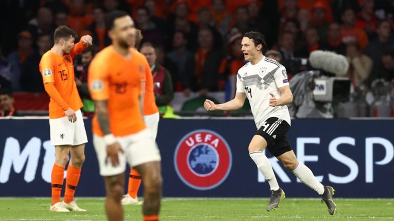 Nico Schulz (r) jubelt über seinen Last-Minute-Treffer gegen die Niederlande.