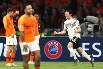 Nico Schulz (r) jubelt über seinen Last-Minute-Treffer gegen die Niederlande.