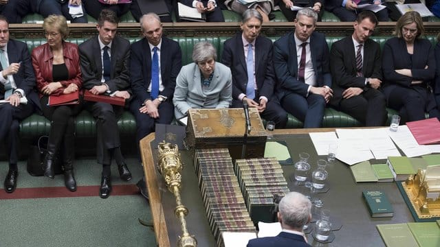 Sehr allein: Premierministerin Theresa May sieht sich im britischen Parlament mit Labour-Parteichef Jeremy Corbyn (vorne) konfrontiert. Sehr allein: Premierministerin Theresa May sieht sich im britischen Parlament mit Labour-Parteichef Jeremy Corbyn (vorne) konfrontiert.