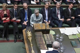 Sehr allein: Premierministerin Theresa May sieht sich im britischen Parlament mit Labour-Parteichef Jeremy Corbyn (vorne) konfrontiert.