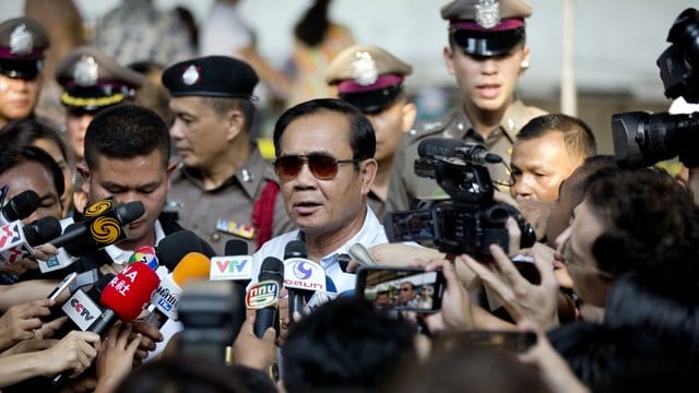 Prayut Chan-o-cha hatte 2014 als Chef der Armee eine demokratisch gewählte Shinawatra-Regierung aus dem Amt geputscht. Prayut Chan-o-cha hatte 2014 als Chef der Armee eine demokratisch gewählte Shinawatra-Regierung aus dem Amt geputscht.