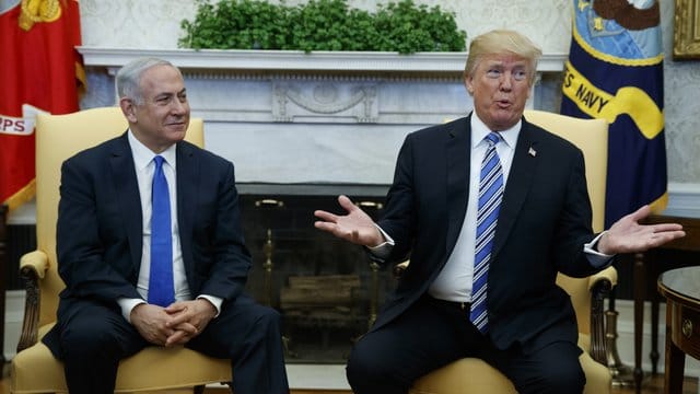 Donald Trump (r) und Benjamin Netanjahu bei einem Treffen im Weißen Haus im März 2018. Donald Trump (r) und Benjamin Netanjahu bei einem Treffen im Weißen Haus im März 2018.