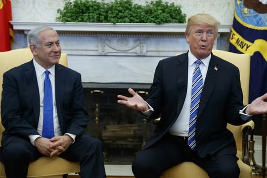 Donald Trump (r) und Benjamin Netanjahu bei einem Treffen im Weißen Haus im März 2018.
