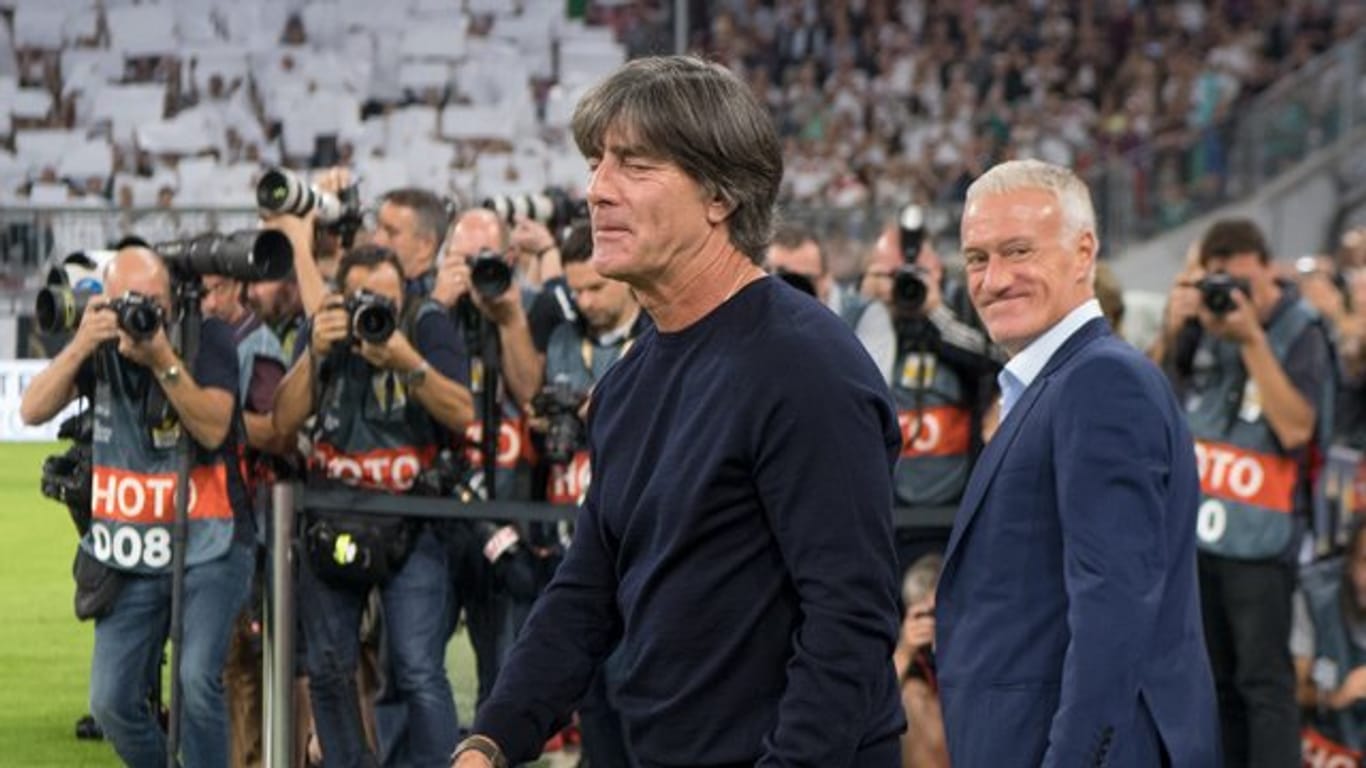 Bundestrainer Joachim Löw (l) und Frankreichs Trainer Didier Deschamps.