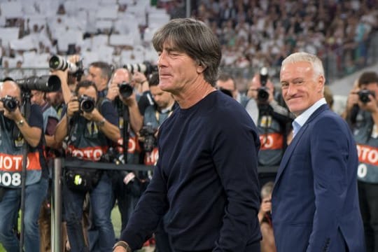 Bundestrainer Joachim Löw (l) und Frankreichs Trainer Didier Deschamps.