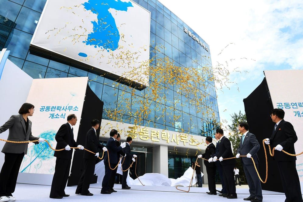 Die Eröffnungsfeier des ersten Verbindungsbüros für Nord- und Südkorea: Die Einrichtung war ein Ergebnis des ersten Gipfeltreffens des südkoreanischen Präsidenten Moon Jae In mit dem nordkoreanischen Machthaber Kim Jong Un.