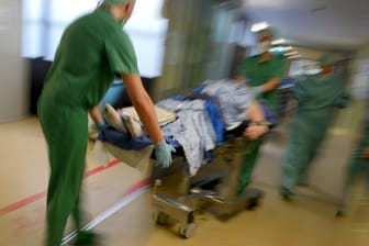 Durch den Chirurgenmangel gibt es in Notaufnahmen auf dem Land häufig lange Wartezeiten für Patienten.