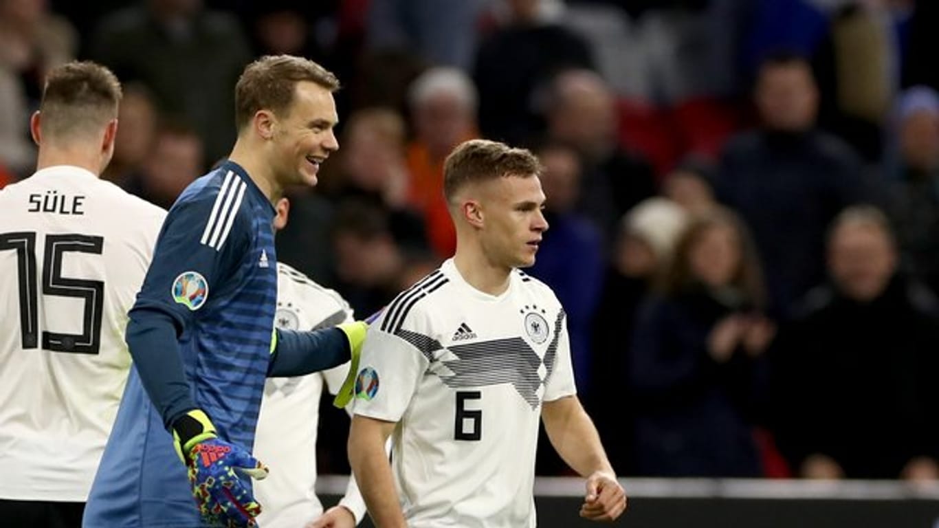 Happy: DFB-Keeper Manuel Neuer (l) feiert mit Joshua Kimmich den Sieg gegen die Niederlande.