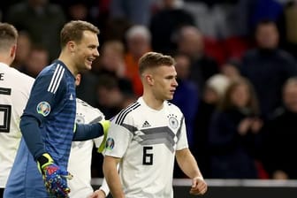 Happy: DFB-Keeper Manuel Neuer (l) feiert mit Joshua Kimmich den Sieg gegen die Niederlande.
