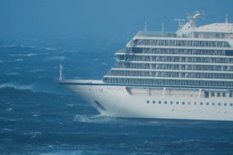 Kreuzfahrtschiff "Viking Sky": Das Kreuzfahrtschiff mit 1.300 Passagieren an Bord war vor der norwegischen Küste in Seenot geraten.