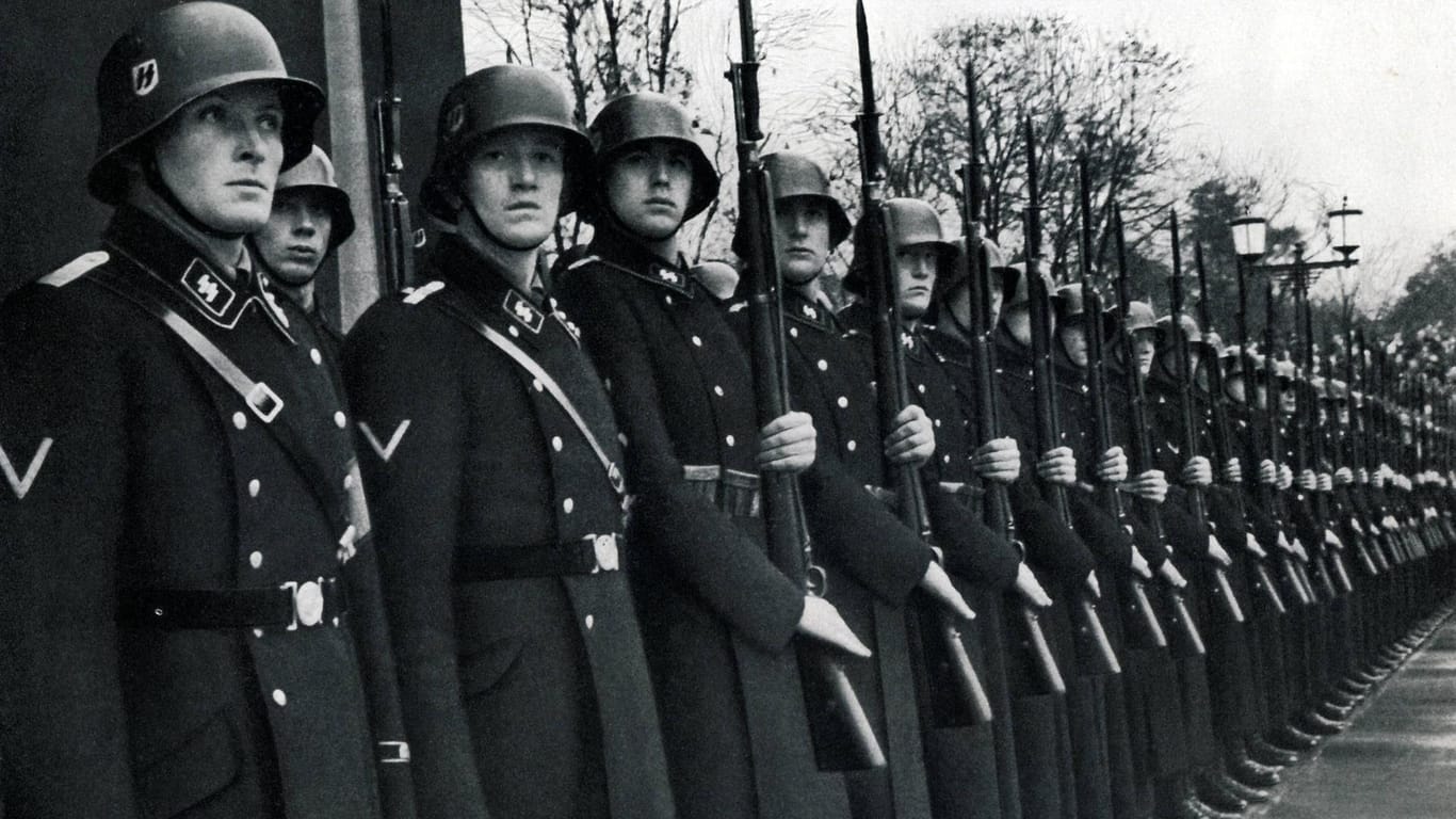 SS-Soldaten 1935 in München: Laut Bundesversorgungsgesetz können Kriegsverbrechern Renten-Zahlungen versagt werden.