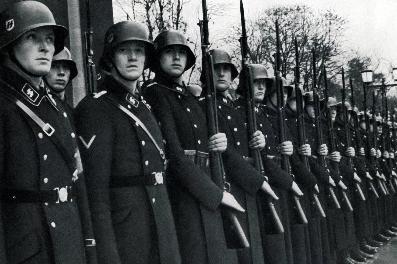 SS-Soldaten 1935 in München: Laut Bundesversorgungsgesetz können Kriegsverbrechern Renten-Zahlungen versagt werden.
