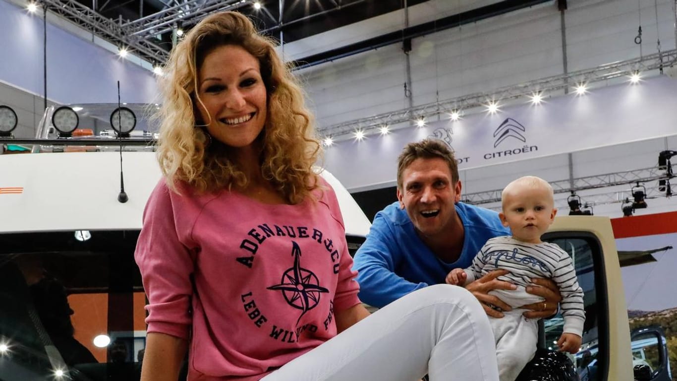 Bekanntes Bild: Janni Hönscheid und ihr Partner Peer Kusmagk sind mit Kind auch im Fernsehen zu sehen.