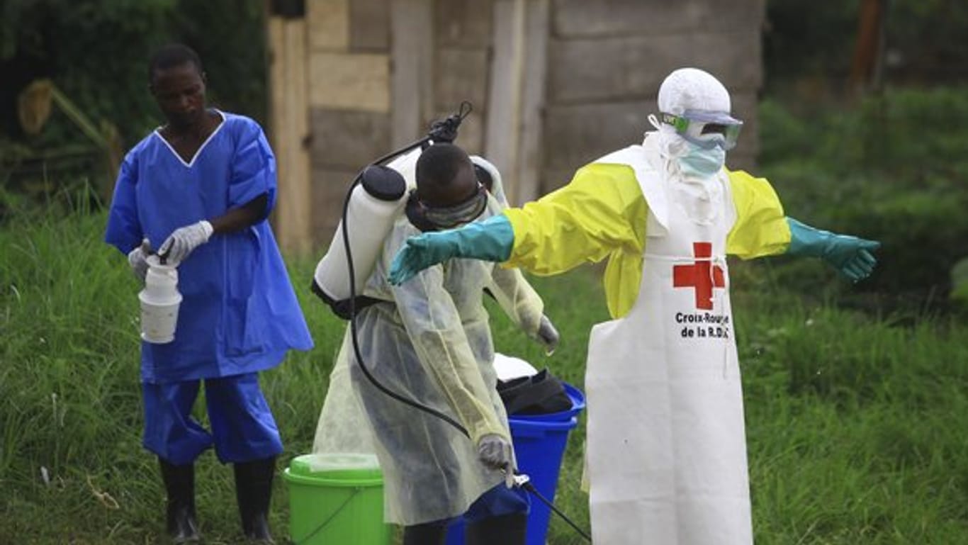 Helfer reinigen sich nach der Arbeit in einem Behandlungszentrum gegen Ebola mit Desinfektionsmittel: Es überleben nun rund 60 Prozent der Menschen, die in ein Behandlungszentrum eingeliefert werden.