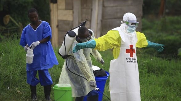 Helfer reinigen sich nach der Arbeit in einem Behandlungszentrum gegen Ebola mit Desinfektionsmittel: Es überleben nun rund 60 Prozent der Menschen, die in ein Behandlungszentrum eingeliefert werden. Helfer reinigen sich nach der Arbeit in einem Behandlungszentrum gegen Ebola mit Desinfektionsmittel: Es überleben nun rund 60 Prozent der Menschen, die in ein Behandlungszentrum eingeliefert werden.