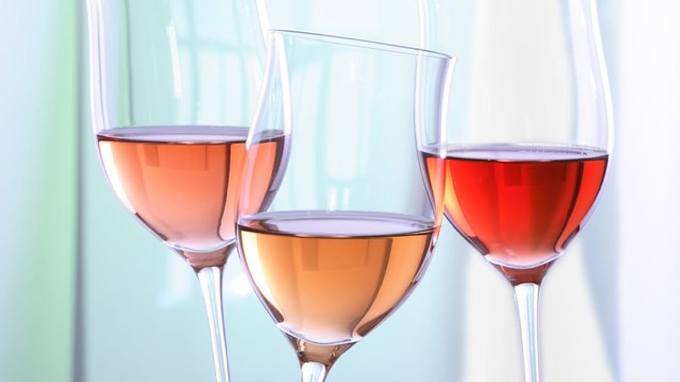 Roséwein passt besonders zu roséfarbenen Gerichten wie Lachs, Schrimps oder Salate mit Krabben.