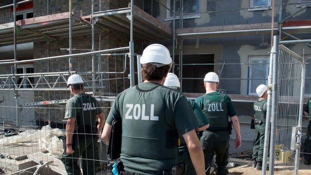 Zurzeit gehen gut 6700 Zöllner bundesweit gegen Schwarzarbeit und illegale Beschäftigung vor. Zurzeit gehen gut 6700 Zöllner bundesweit gegen Schwarzarbeit und illegale Beschäftigung vor.