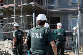 Zurzeit gehen gut 6700 Zöllner bundesweit gegen Schwarzarbeit und illegale Beschäftigung vor.