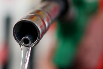 Aus einem Tankrüssel tropft Benzin (Symbolbild): Ohne den Tankrabatt ist Sprit nun deutlich teurer geworden.