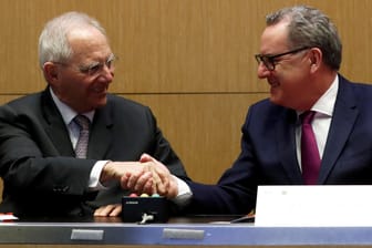 Bundestagspräsident Wolfgang Schäuble mit Richard Ferrand, dem Präsidenten der französischen Natonalversammlung: Gemeinsam haben sie den Vertrag unterzeichnet.