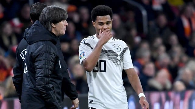 Bundestrainer Joachim Löw und Torschütze Serge Gnabry.