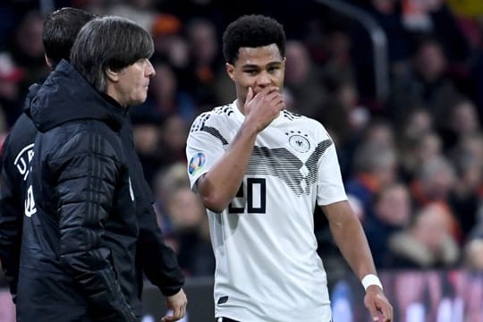 Bundestrainer Joachim Löw und Torschütze Serge Gnabry.