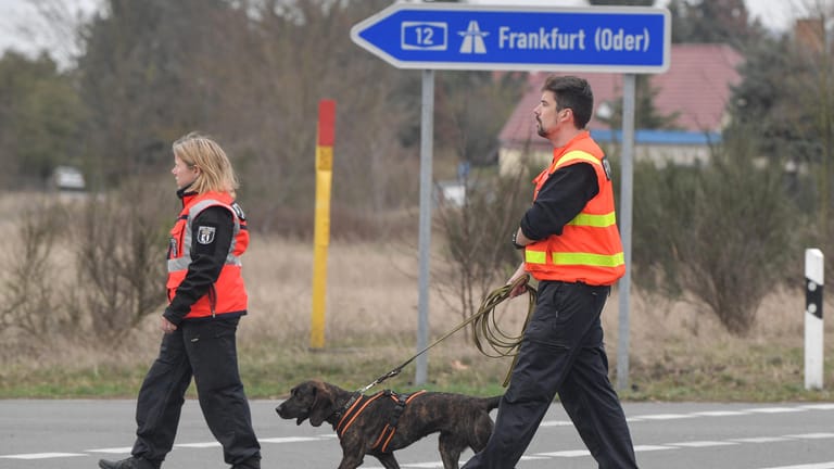 Polizeibeamte mit Spürhund: Die Suche nach Rebecca geht am Herzberger See im Osten Brandenburgs weiter.