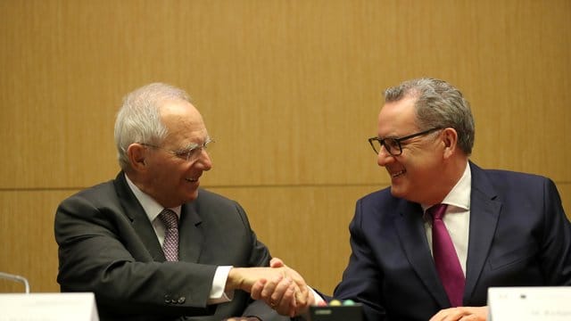 Bundestagspräsident Wolfgang Schäuble (l) und Richard Ferrand, Präsident der französischen Nationalversammlung, reichen sich in Paris die Hände. Bundestagspräsident Wolfgang Schäuble (l) und Richard Ferrand, Präsident der französischen Nationalversammlung, reichen sich in Paris die Hände.