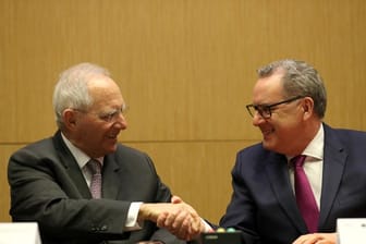Bundestagspräsident Wolfgang Schäuble (l) und Richard Ferrand, Präsident der französischen Nationalversammlung, reichen sich in Paris die Hände.