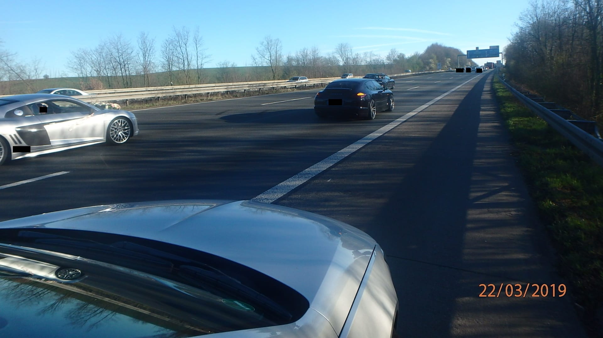 Luxuskarossen auf der A3: Die Hochzeitsgesellschaft soll die Straße für ein Fotoshooting blockiert haben.