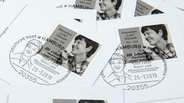 Loki Schmidt passt auf Postkarten.