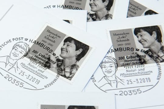 Loki Schmidt passt auf Postkarten.