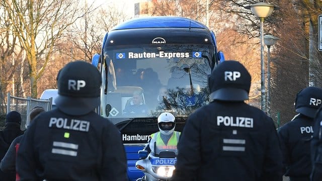 Bei Hochrisikospielen ist vermehrt die Polizei im Einsatz.