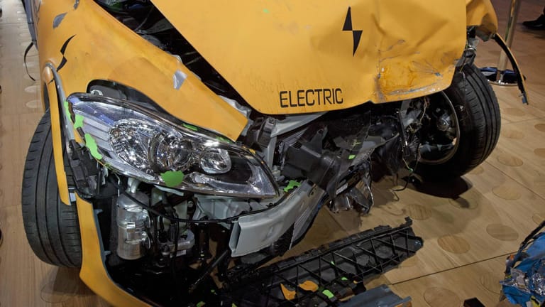 Verunfalltes Elektroauto: Retter müssen sich auf die Eigenschaften der neuen Autos einstellen.