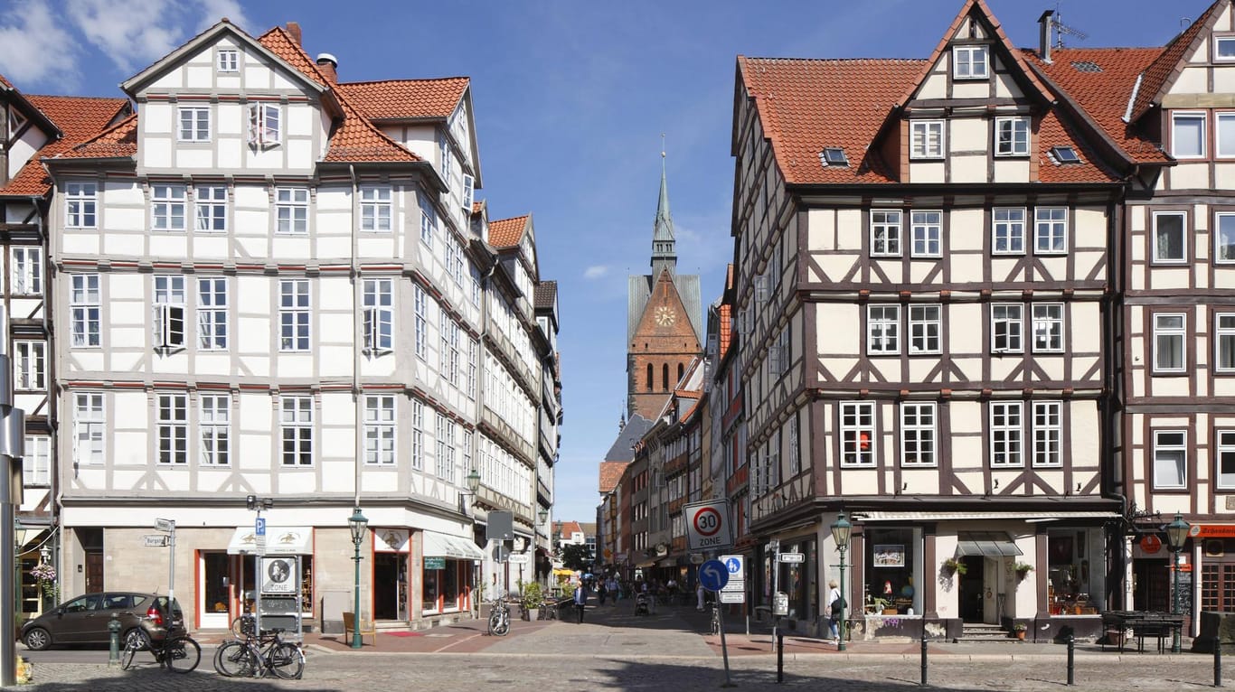 Altstadt mit Fachwerkhäusern und Marktkirche am Holzmarkt, Hannover (Symbolbild): Der Mann habe das Kind am Freitagvormittag auf dem Schulweg abgefangen, teilte die Polizei in Hannover mit.